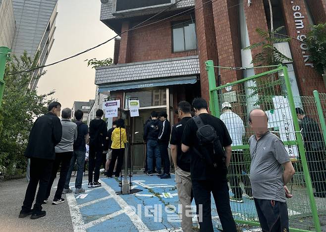 사전투표일인 29일 서울 서대문구 옛 신촌동 주민센터 앞에서 시민들이 자신의 투표 순서를 기다리고 있다. (사진=박원주 수습기자)