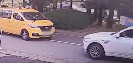 평택시 포승읍의 한 아파트 인근 일방통행 도로에서 역주행하는 흰색 SUV. (사진=연합뉴스)