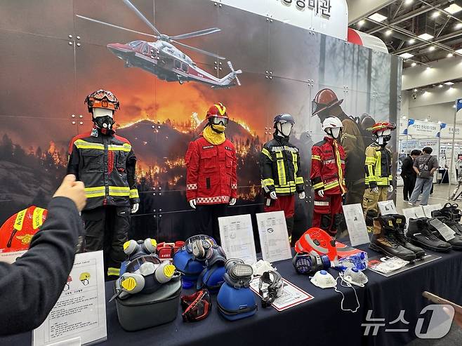 28일 대구 엑스코에서 열린 '2025 국제소방안전박람회' 내 산불대응 소방장비관에 전시된 최신 방화복과 보호장비가 전시됐다.2025.5.28/뉴스1 ⓒ News1 한지명 기자