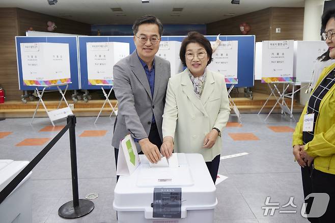 29일 오전 수원시 영통구 광교1동 행정복지센터에서 김동연 도지사와 배우자 정우영 여사가 21대 대선 사전투표를 하고 있다.(경기도 제공, 재판매 및 DB 금지)