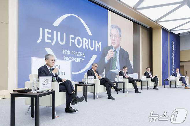 29일 제주 국제컨벤션센터에서 개최된 제20회 제주포럼에서 좌장을 맡은 최경림 전 G20 셰르파가 발언하고 있는 모습. 2025.05.29. (외교부 제공)