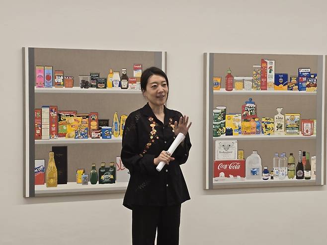 28일 정수영 작가가 기자간담회에서 작품에 대해 설명하고 있다. ⓒ 뉴스1 김정한 기자