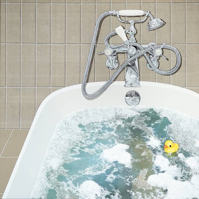 Not for posting, 2024, Acrylic on linen, 100x100cm (학고재 제공)