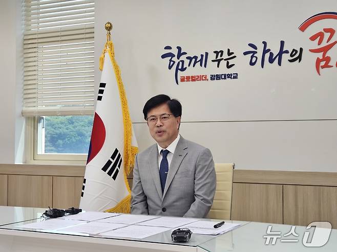 정재연 강원대 총장이 29일 춘천캠퍼스 총장실에서 강원대와 국립강릉원주대의 통합 승인과 관련한 소회를 밝히고 있다.2025.5. 29 한귀섭 기자