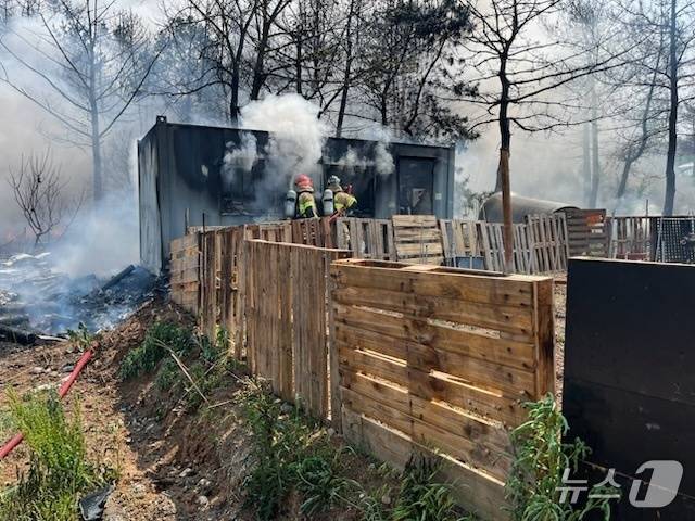 29일 오후 1시 35분쯤 경북 포항 남구 동해면 야산에 해군 해상 초계기 (P-3C)가 추락해 출동한 소방관이 진화작업을 벌이고 있다. 2025.5.29/뉴스1 ⓒ News1 정우용 기자