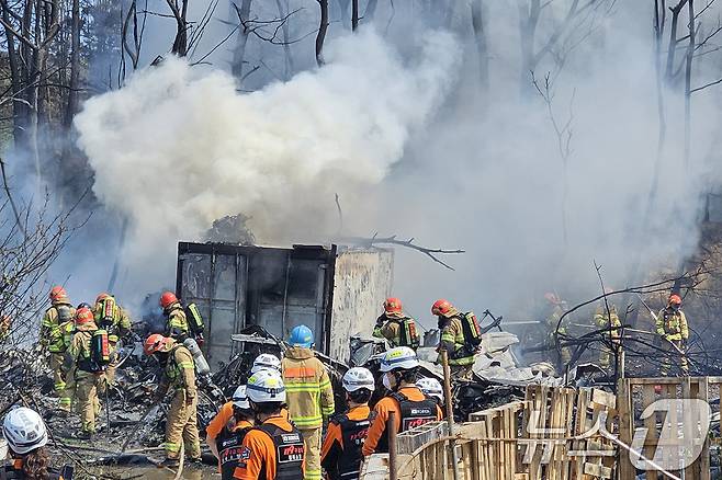 29일 오후 1시 35분쯤 경북 포항 남구 동해면 야산에 해군 해상 초계기 (P-3C)가 추락해 연기가 피어오르고 있다 2025.5.29/뉴스1 ⓒ News1 최창호 기자