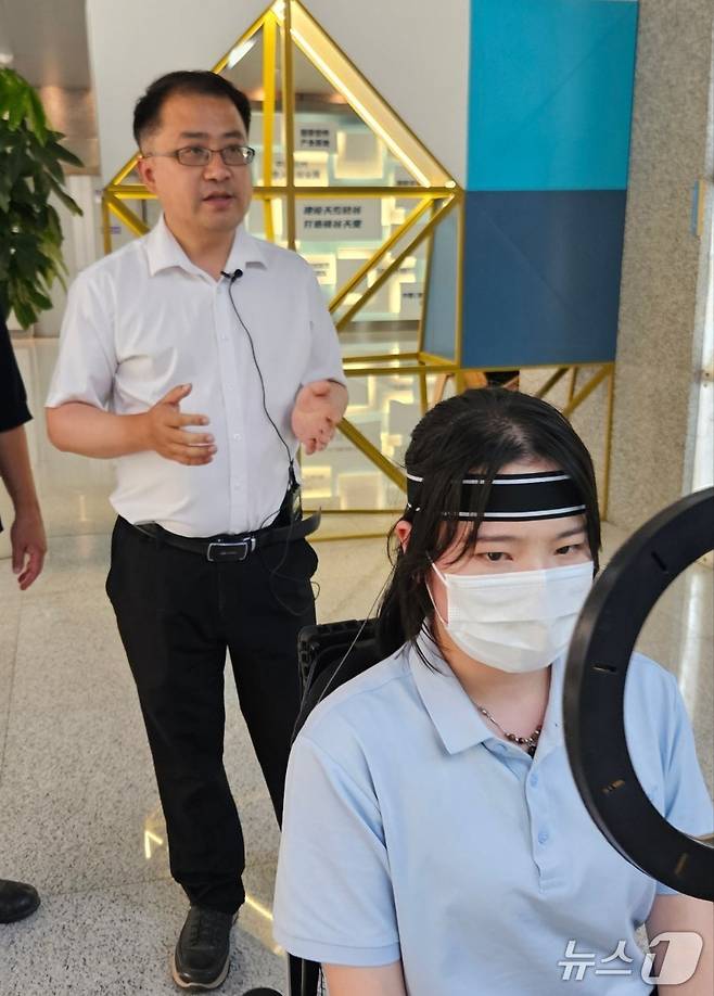 쑹싱 마인드엔젤 창업자가 뇌파를 활용한 휠체어를 소개하고 있다. ⓒ News1 정은지 특파원