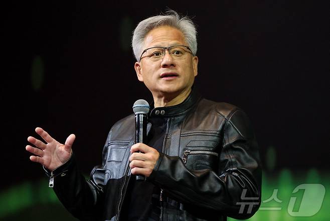 젠슨 황 엔비디아 CEO가 21일(현지시간) 대만 타이베이에서 기자회견을 갖고 "미국의 수출 통제는 실패했다. 팩트들이 그것을 말해주고 있다"고 말하고 있다. 2025.05.22 ⓒ AFP=뉴스1 ⓒ News1 우동명 기자