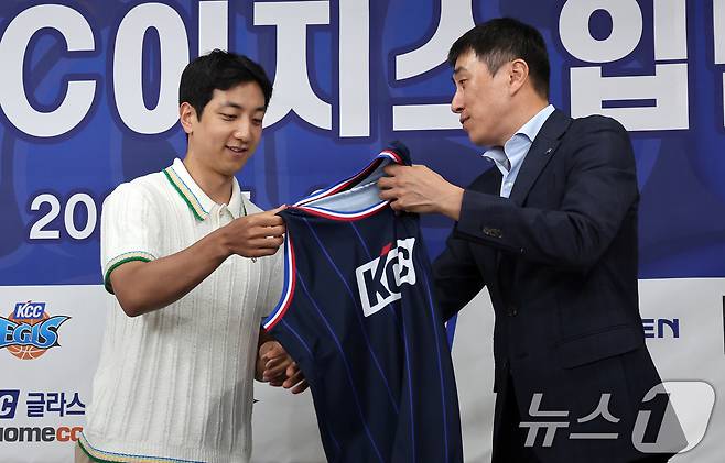 부산 KCC 이지스로 이적한 허훈이 29일 서울 강남구 KBL센터에서 열린 입단식에서 이상민 감독에게 유니폼을 받고 있다. 허훈은 부산 KCC와 계약 기간 5년, 보수 총액 8억원(연봉 6억5000만원·인센티브 1억5000만원)에 계약했다. 이로써 허훈은 형 허웅과 연세대 시절 이후 11년 만에 한솥밥을 먹게 됐다. 2025.5.29/뉴스1 ⓒ News1 김성진 기자