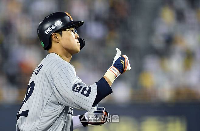한화 채은성이 28일 잠실구장에서 열린 2025 KBO리그 LG와 경기 연장 11회초 2사 1루 상황에서 LG 박명근을 상대로 2점 홈런을 치고 베이스를 돌고 있다. 채은성의 시즌 6호 홈런. 잠실 | 박진업 기자 upandup@sportsseoul.com