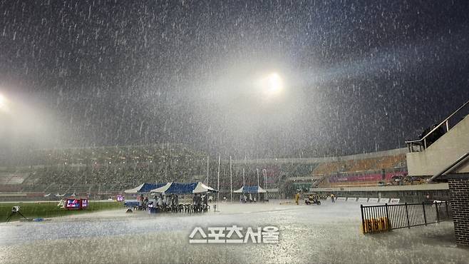 2025 아시아육상경기선수권대회가 진행 중인 29일 오후 7시20분 경북 구미시민운동장에 폭우가 내리고 있다. 사진 | 구미=김용일 기자