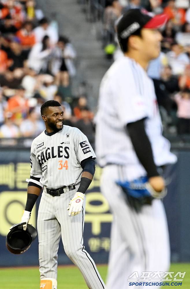 29일 잠실야구장에서 열린 한화와 LG의 경기, 3회초 2사 1루 한화 플로리얼이 자신의 타구를 잡아낸 LG 중견수 박해민을 보며 허탈한 미소를 짓고 있다. 잠실=허상욱 기자wook@sportschosun.com/2025.05.29/