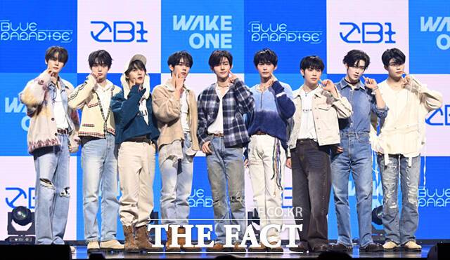 제로베이스원이 29일부터 내달 20일까지 공식 팬클럽 제로즈 3기 모집을 한다. 사진은 지난 2월 'BLUE PARADISE' 쇼케이스 당시 모습. /이새롬 기자