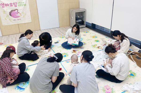 동대문구 초보 엄마 모임 참여자들 수업 모습(사진제공=동대문구청)