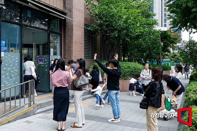 23일 서울 양천구 목동 학원가에 자리한 영어유치원에서 어린이들이 하원을 하고 있다. 강진형 기자