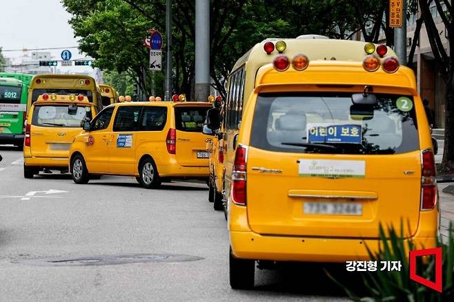 23일 서울 양천구 목동 학원가에서 학원버스가 학생들을 기다리고 있다. 강진형 기자