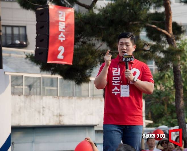 김재섭 국민의힘 의원이 26일 서울 도봉구 방학사거리에서 열린 김문수 국민의힘 대선 후보의 노원·도봉·강북 집중유세에서 지원연설을 하고 있다. 김현민 기자