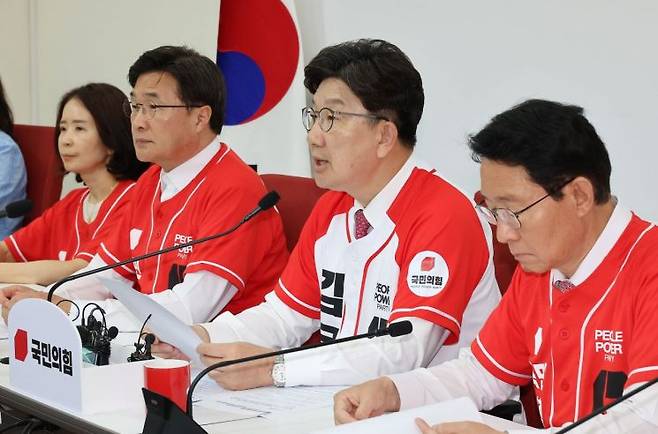 국민의힘 권성동 공동선거대책위원장(오른쪽 두번째)이 29일 국회에서 기자간담회를 열고 더불어민주당 이재명 대선후보가 경기지사 시절 경기 시흥시 거북섬 소재 인공서핑장인 '웨이브파크'를 조성한 것을 두고 상가 공실 피해 등을 지적하며 추가 공약 발표를 하고 있다. 연합뉴스