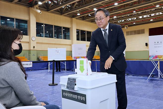 고기동 행정안전부 장관 직무대행이 29일 세종시 어진동 복합커뮤니티센터에 설치된 제21대 대통령선거 사전투표소에서 투표하고 있다. /연합뉴스