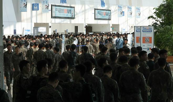 7일 경기 고양시 킨텍스에서 열린 국군장병 취업박람회에서 장병들이 입장을 기다리고 있다. 기사와는 직접적인 연관 없음. /뉴스1