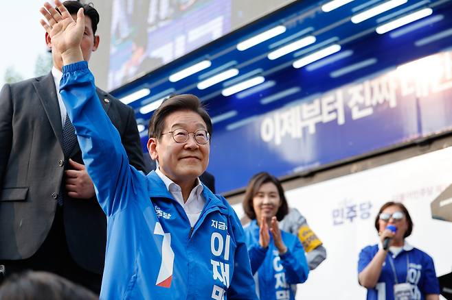 이재명 더불어민주당 대통령 후보가 제21대 대통령선거 사전투표 첫날인 29일 오후 서울 서초구 고속버스터미널광장에서 유세를 마친 뒤 인사하고 있다. /뉴스1