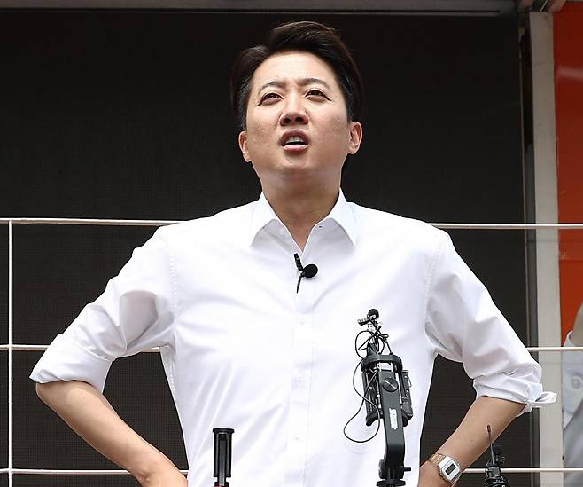 개혁신당 이준석 대선 후보가 28일 서울 영등포구 여의도공원에서 유세 후 전날 TV 토론에서 여성 신체 부위를 언급한 발언에 대해 답변하고 있다. 뉴스1