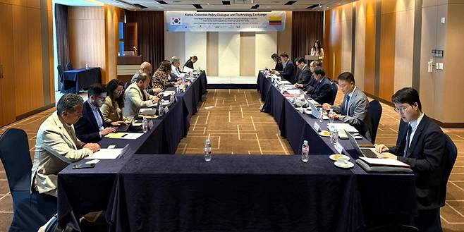 한-콜롬비아 정책간담회 및 기술교류회에 참석한 관계자들이 회의를 진행하고 있다.(사진=KTL)