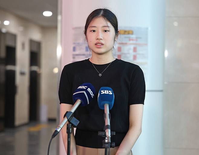 피겨스케이팅 여자 싱글 전 국가대표 이해인 선수가 2024년 8월29일 오후 대한체육회 스포츠공정위원회 재심의가 열리는 서울 송파구 올림픽회관에 들어서며 취재진에게 발언하고 있다. 연합뉴스