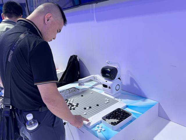 8일 중국 베이징 국가회의중심에서 열린 제27회 베이징 국제과학기술산업박람회에서 한 시민이 로봇과 바둑을 두고 있다. 베이징=이혜미 특파원