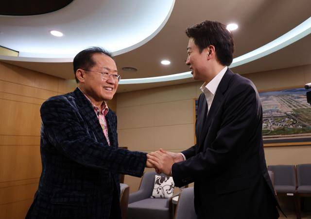 홍준표(왼쪽) 전 대구시장이 10일 오후 인천국제공항 제1여객터미널에서 미국 출국을 앞두고 자신을 배웅하러 나온 이준석 개혁신당 대선 후보와 악수하고 있다. 뉴시스