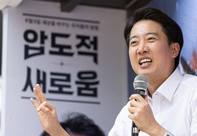 이준석 개혁신당 대선 후보가 29일 경기 성남시 분당구 판교유스페이스 야외광장에서 시민들에게 지지를 호소하고 있다. 뉴스1