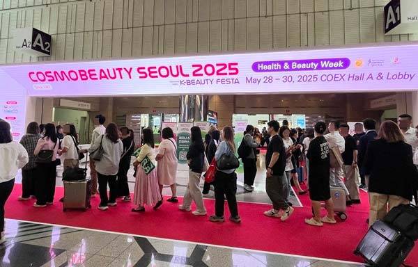 28일 서울 강남구 코엑스에서 열린 '2025 서울국제화장품·미용산업박람회' 앞에 관람객들이 줄 서 있다./사진=신소영 기자