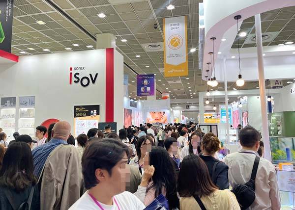 28일 ‘2025 서울국제화장품·미용산업박람회’ 현장에 국내외 방문객과 바이어들이 북적이는 모습./사진=신소영 기자