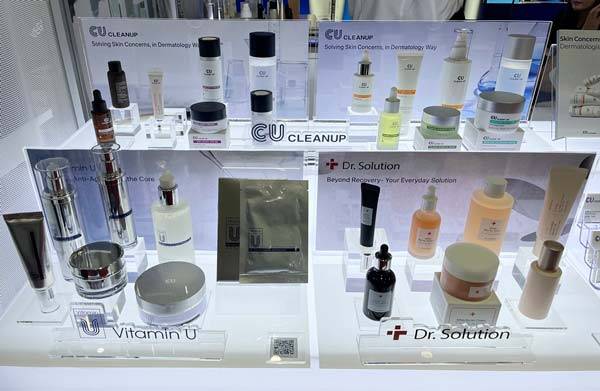‘2025 서울국제화장품·미용산업박람회’ 부스에 더마코스메틱 화장품들이 전시되어 있다./사진=신소영 기자
