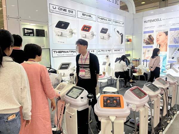 ‘2025 서울국제화장품·미용산업박람회’에서 해외 바이어들이 전문 에스테틱 기기에 관심을 보이고 있다./사진=신소영 기자