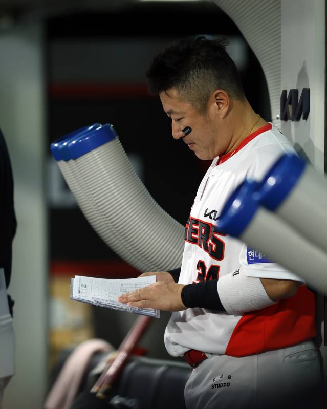 지난 28일 광주 키움전 중 더그아웃에서 데이터를 확인하는 최형우. KIA 제공
