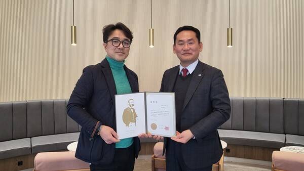 윤남호(왼쪽) 롯데면세점 제주공항점장이 지난 2월 100번째 헌혈 달성으로 대한적십자사 회장 표창을 수상한 모습.