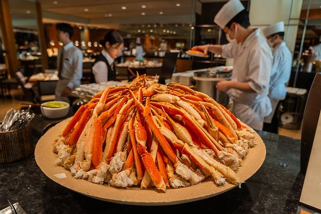 서울신라호텔 더 파크뷰의 최고 인기 메뉴인 대게. 뷔페 레스토랑 한 가운데에 산더미처럼 쌓여 있다. 주방에서 일일이 손질해 나오는 덕에 가위 없이도 살을 발라 먹을 수 있다. 백종현 기자