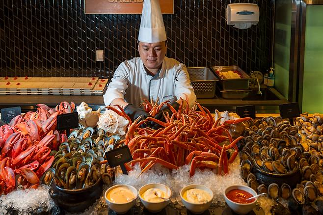 해산물을 세팅하고 있는 고재탁 더 마켓 키친 총주방장. 매주 금요일 저녁은 '시푸드 나잇'으로 진행된다. 참치 해체 쇼를 비롯해 다양한 해산물을 경험할 수 있다. 백종현 기자