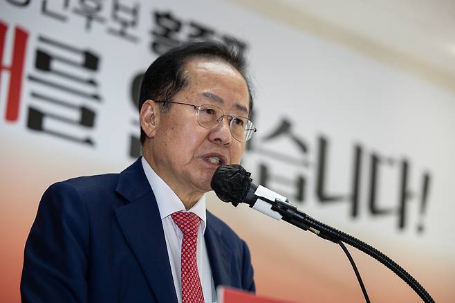 국민의힘 3차 경선에 진출하지 못한 홍준표 전 대구시장이 29일 오후 서울 여의도 자신의 캠프 사무실에서 소회를 밝히고 있다. 뉴스1