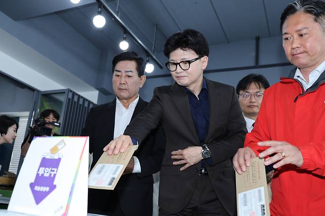 제21대 대통령 선거 사전투표일인 29일 국민의힘 한동훈 전 대표가 광주 동구 창업지원센터 4층 회의실에 마련된 사전투표소에서 투표용지를 투표함에 넣고 있다. 연합뉴스