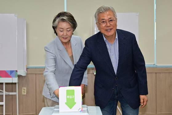 제21대 대통령 선거 사전투표일인 29일 오전 문재인 전 대통령과 김정숙 여사가 경남 양산시 하북면 주민자치센터에서 사전투표를 하고 있다. 뉴시스