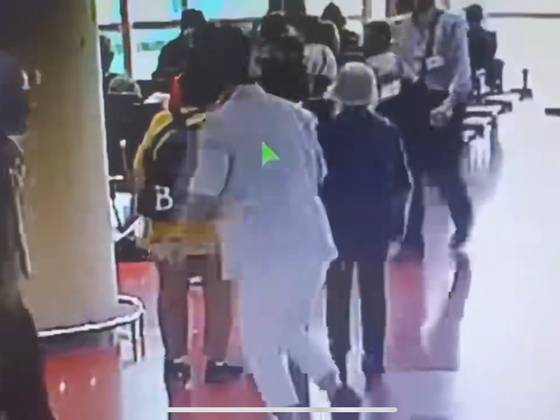 제주공항에서 쓰러진 70대 여성을 구하는 윤남호 롯데면세점 제주공항점장(하얀바지). 사진 롯데면세점