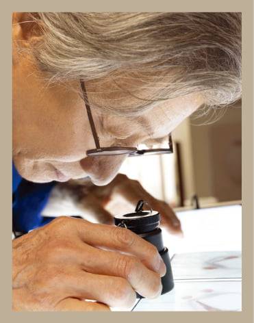 스튜디오에서 필름을 확인하는 구본창 사진작가.