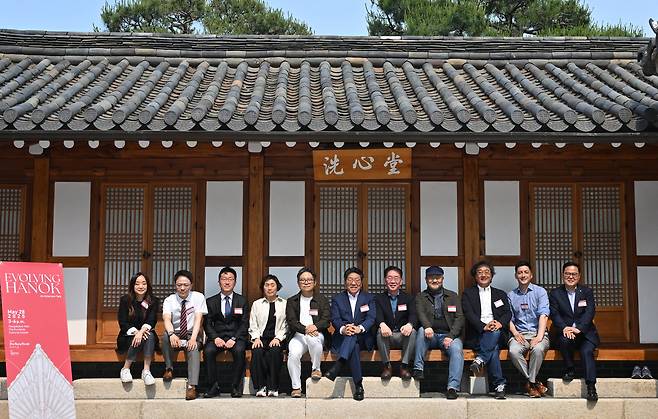 From right: Kim Young-sang, president of The Korea Herald; Daniel Tandler, co-founder and principal of Urbandetail Architecture; Cho Jung-goo, architect at guga Urban Architecture; Hwang Doo-jin, director of Doojin Hwang Architects; Jeon Bong-hee, professor at the department of architecture at Seoul National University; Choi Jin-yong, CEO and publisher of Herald Media Group; Eom Shin-jo, CEO of Zyx Technology; Kim Yong-mi, architect and CEO of GS Architects & Associates; Youm Chirl-ho, vice president of the Architecture & Urban Research Institute; Shin Chi-hoo, manager of the National Hanok Center; Lee Joo-hee, managing editor of The Korea Herald pose for a photo at "Architecture Talk: Evolving Hanok," held at the Eundeok Cultural Center in Seoul, Wednesday. (Im Se-jun/The Korea Herald)
