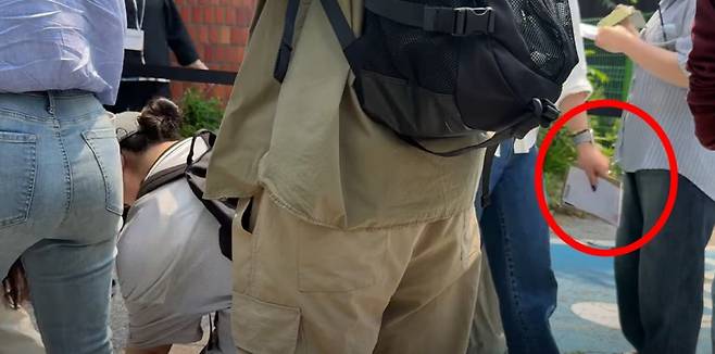 29일 오전 서울 서대문구 구 신촌동 주민센터 사전투표소에서 포착된 투표용지 추정 물체 모습. 유튜브 ‘애국청년 박준영’