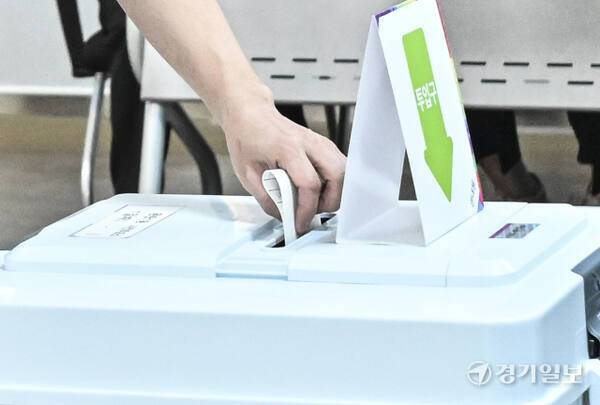 제21대 대통령선거 사전투표가 시작된 29일 오전 화성시 동탄1동 사전투표소에 유권자들이 투표를 진행하고 있다. 홍기웅 기자