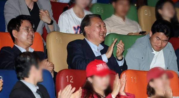 ▲윤석열 전 대통령이 지난 21일 서울 메가박스 동대문에서 영화 '부정선거, 신의 작품인가' 관람을 마친 뒤 박수를 치고 있다. ⓒ연합뉴스