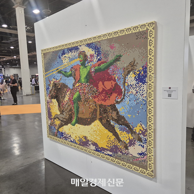 비트코인으로 구매 가능한 그림이 ‘비트코인 2025’ 아트 갤러리에 전시되어 있다. 그림 옆 QR코드를 인식하면 경매에 참여할 수 있다. <이종화 기자>