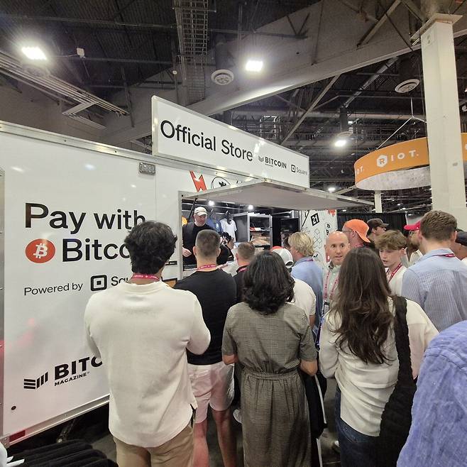 "지갑은 필요 없어요" 비트코인 2025 기념품숍에서 비트코인으로 기념품을 구입하기 위해 사람들이 줄을 서 있다. 라스베이거스 이종화 기자